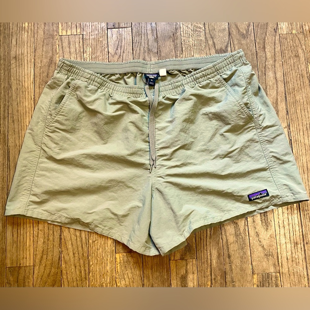 Patagonia Women’s Baggies Shorts 5” in Beige/Tan size XL